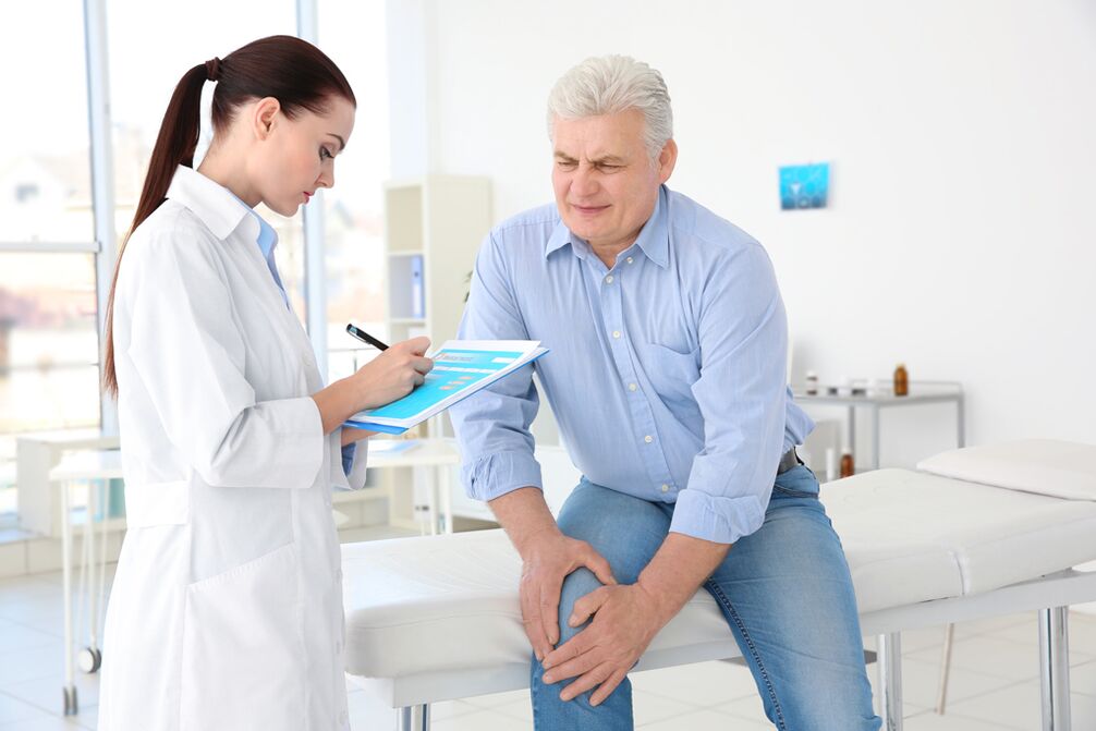 El médico recetó un tratamiento para un paciente con artritis de rodilla.